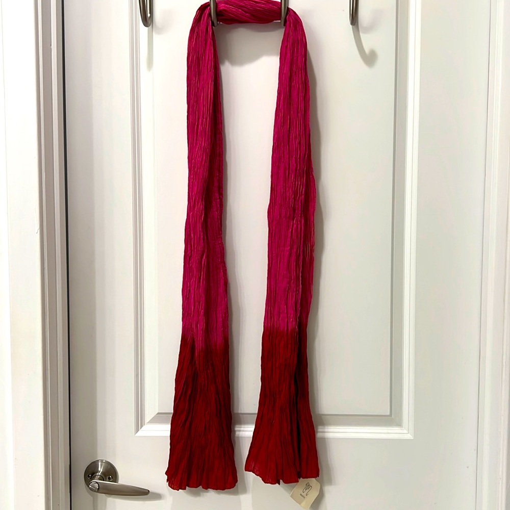 NWT matta red-pink dip dyed crinkled scarf